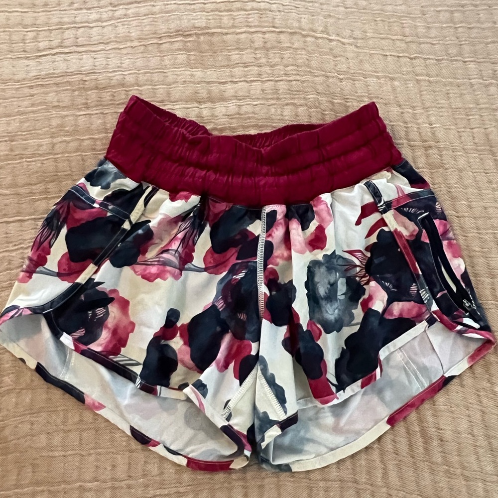 Lululemon hotty hot shorts size 6